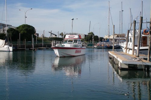 http://www.sandokanpesca.com.ar/imagenes/barco2ch.jpg