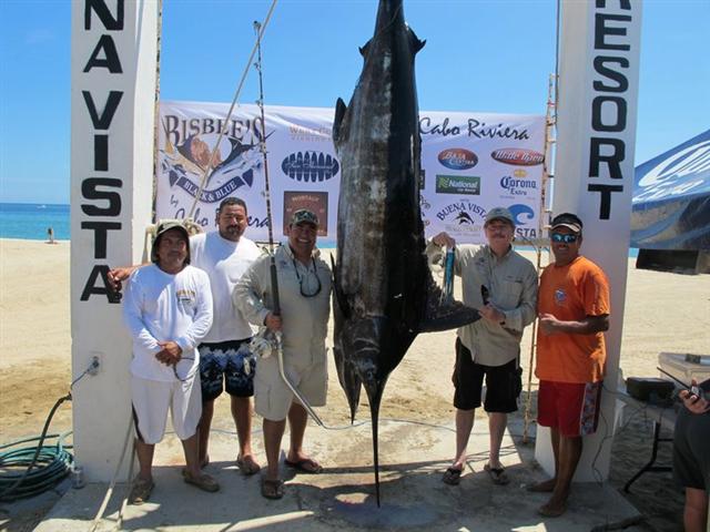 http://www.sandokanpesca.com.ar/imagenes/marlin_negro_record.jpg